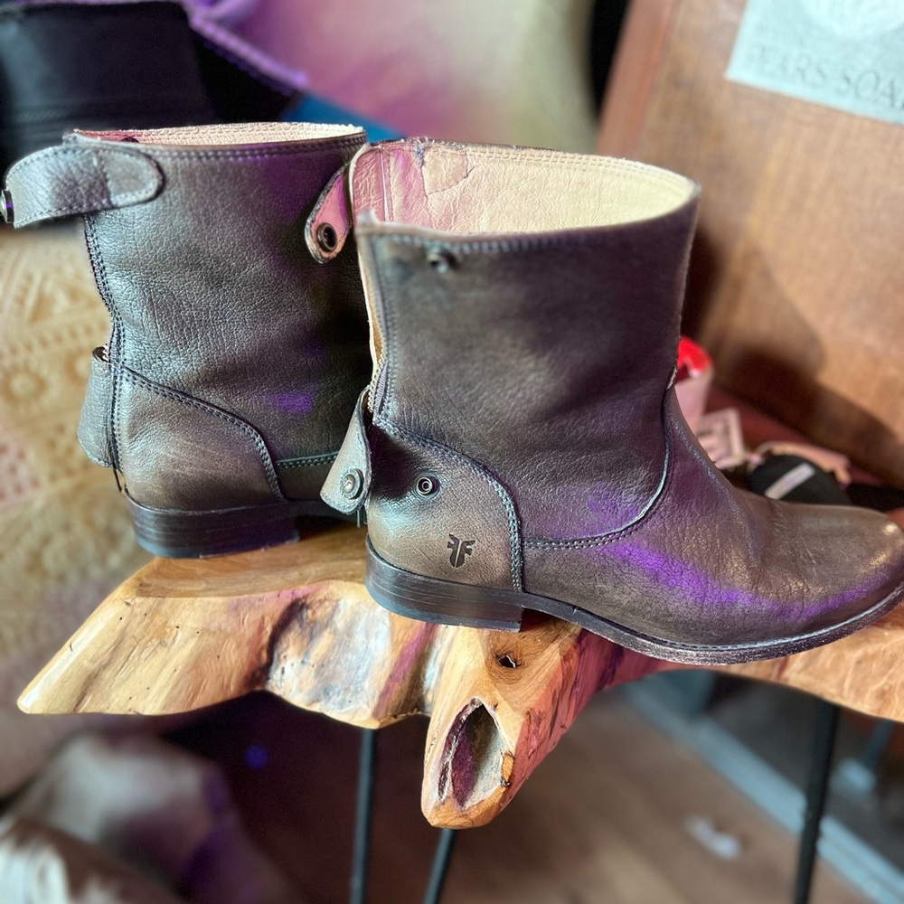 Women’s Frye short boots in grey, size 6 1/2.  Used in great shape. Cross posted